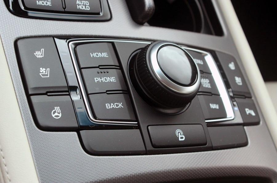 Детали интерьера Hyundai Genesis 2014 года  (NA) (фото 71 из 105)